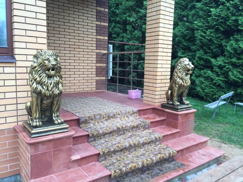 скульптуры львов у дома