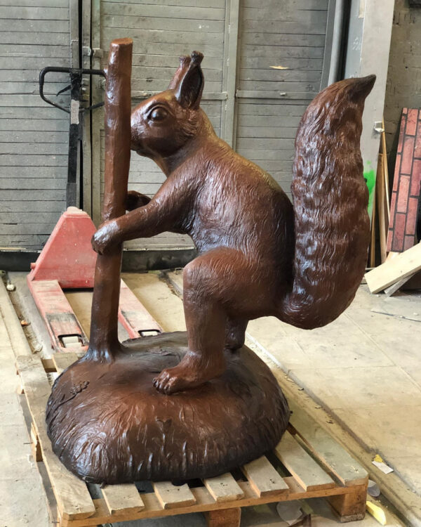 figurka sadovaya belka s vetkoj 130 sm 6