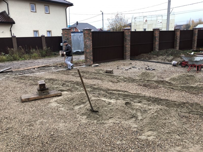Подъездная дорожка к дому.