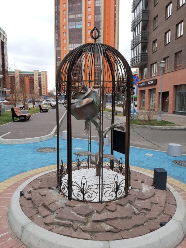 skulptura sadovaya roza 5