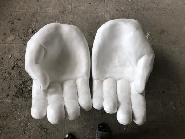 skulptura vazon ruki 1