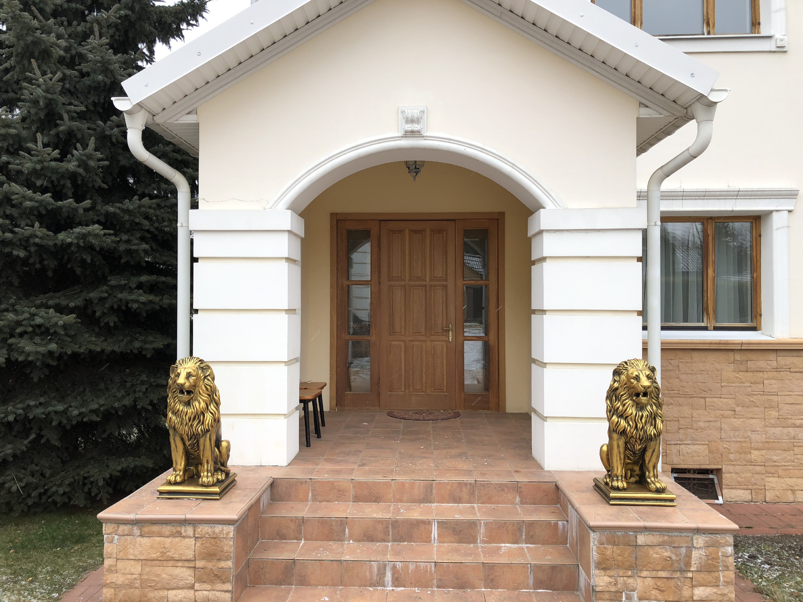 Скульптура льва из бетона - Королевский лев в золоте 12 Скульптура льва из бетона - Королевский лев в золоте — изображение 12