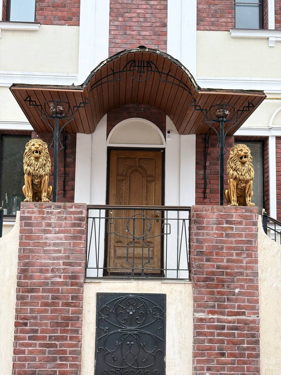 Скульптура льва из бетона - Королевский лев в золоте 11 Скульптура льва из бетона - Королевский лев в золоте — изображение 11