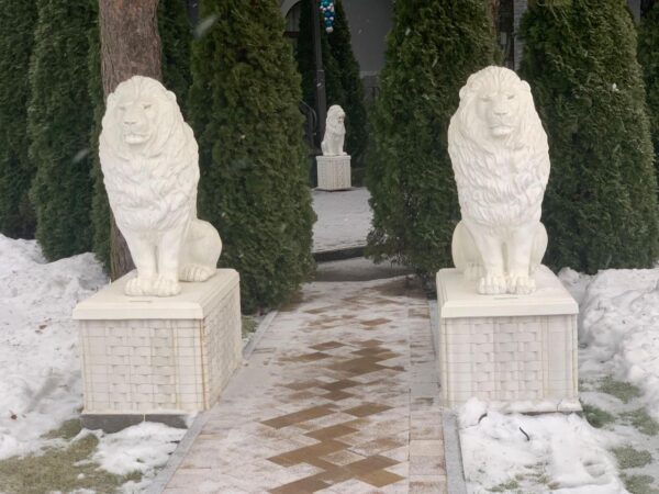 sadovaya skulptura — imperatorskij lev belyj