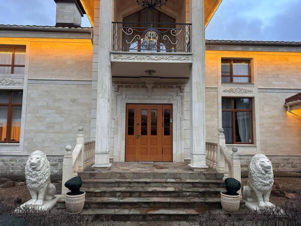 sadovaya skulptura — imperatorskij lev czvet slonovaya kost